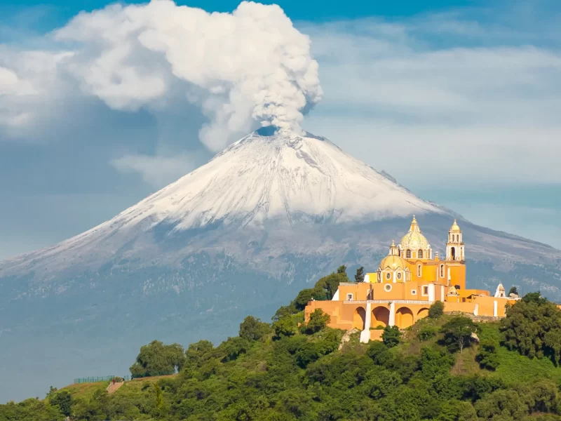 Puebla_Volcan Popocatepetl y iglesia de los remedios.jpg